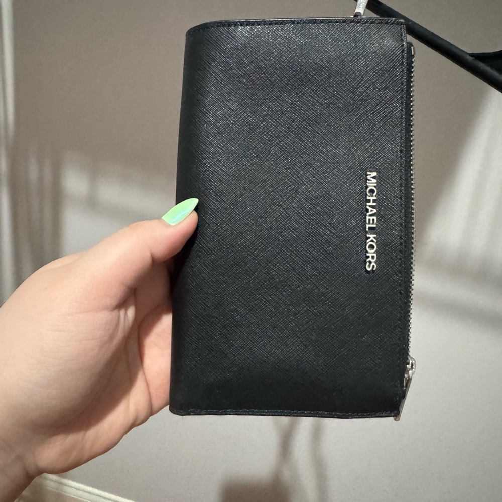 EUC- Michael Kors Leather Smartphone Wallet